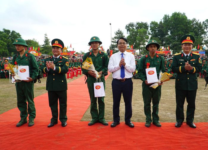 Lãnh đạo tỉnh động viên thanh niên nhập ngũ. Ảnh tư liệu