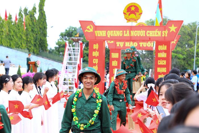 Thanh niên Lâm Đồng phấn khởi lên đường nhập ngũ. Ảnh tư liệu