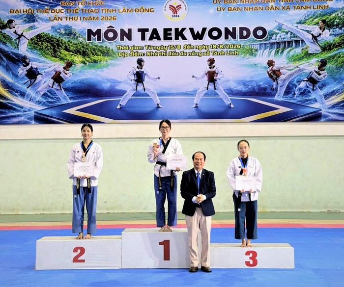 Võ Khai Nguyên trên bục nhận HCV môn taekwondo tại Đại hội TDTT