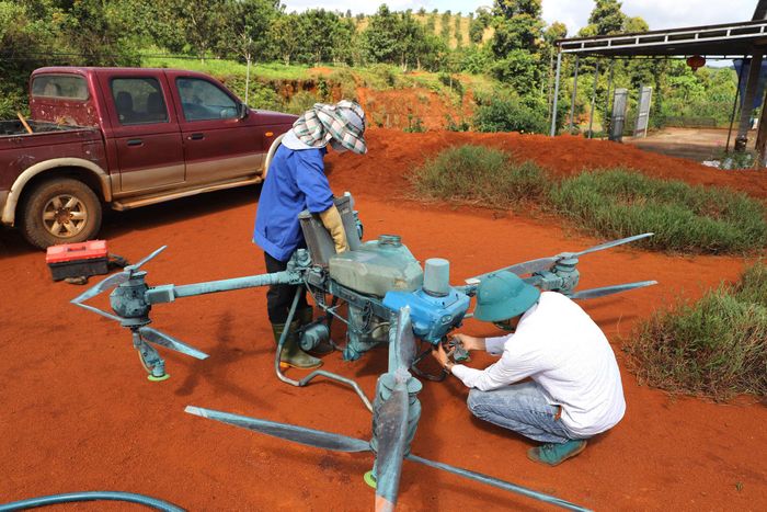 Thành viên Tổ chuyển đổi số trong lĩnh vực nông nghiệp tại bon Bu Lum trao đổi kinh nghiệm ứng dụng công nghệ vào sản xuất