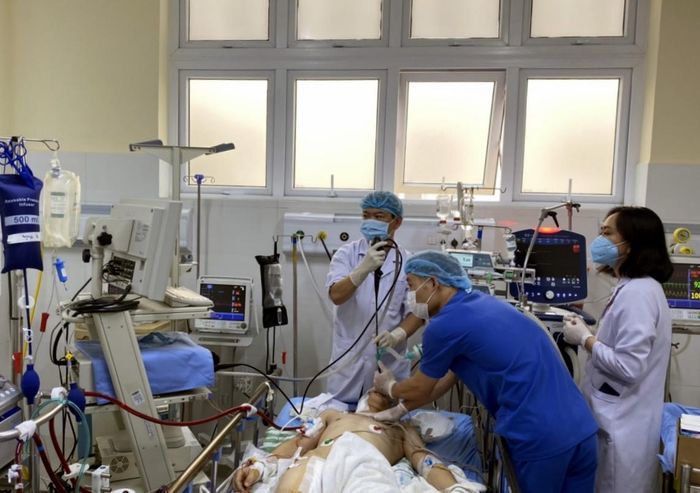 Ê kíp HSCC cho bệnh nhân tại Bệnh viện Đa khoa tỉnh Lâm Đồng