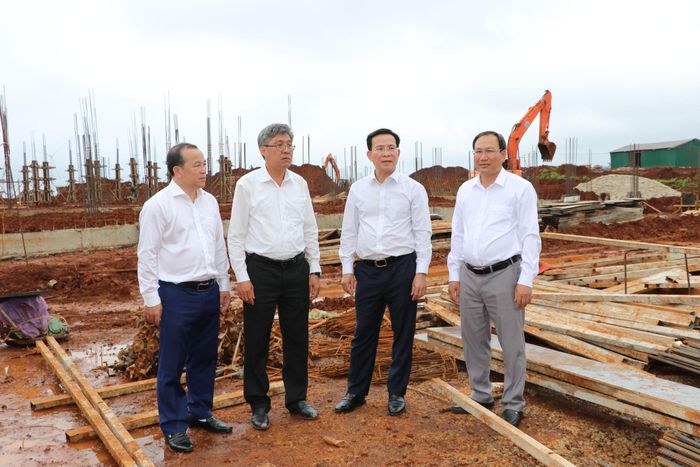 Chủ tịch UBND tỉnh Hồ Văn Mười (thứ 2 bên phải qua) và Phó Chủ tịch UBND tỉnh Nguyễn Minh (thứ 2 bên trái qua) kiểm tra tiến độ xây dựng Trường PTNT liên cấp TH&THCS Thuận Hạnh (xã Thuận Hạnh).