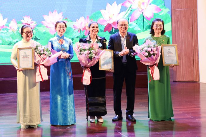 Chị Lương Thị Yến Vân (ngoài cùng bên phải) đạt giải Nhì Cuộc thi “Phụ nữ khởi nghiệp sáng tạo - Kết nối số, phát triển xanh” năm 2026 do Hội Liên hiệp Phụ nữ tỉnh Lâm Đồng tổ chức