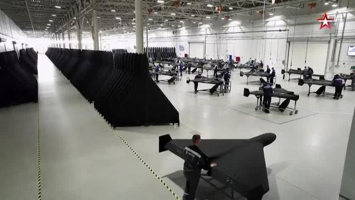 Dây chuyền lắp ráp máy bay không người lái (UAV) tấn công dòng Geran (dựa trên thiết kế Shahed) bên trong một nhà máy lớn của Nga tại đặc khu kinh tế Alabuga, vùng Tatarstan. Ảnh: Truyền thông Nga