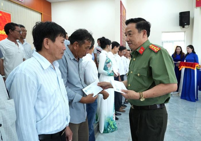 Đại tá Trần Văn Mười, Tỉnh ủy viên, Phó Bí thư Đảng ủy, Phó Giám đốc Công an tỉnh Lâm Đồng trao quà của UBND tỉnh cho các công dân phường Mũi Né có thành tích xuất sắc trong phong trào Toàn dân bảo vệ an ninh Tổ quốc