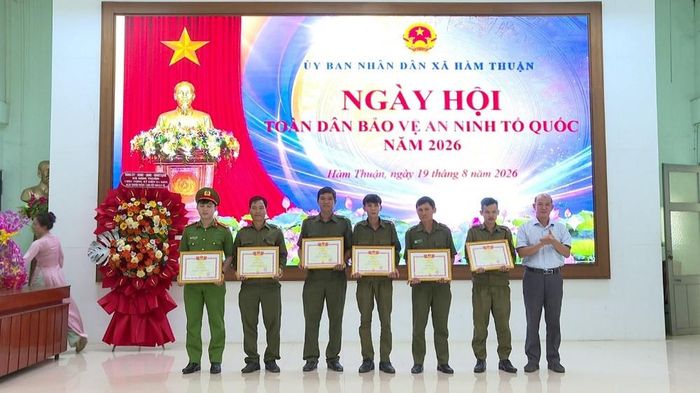 Xã Hàm Thuận khen thưởng các tập thể, cá nhân có thành tích trong phong trào Toàn dân bảo vệ an ninh Tổ quốc