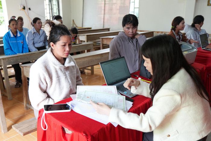 Người dân thôn Tân Hạ được hướng dẫn các thủ tục hành chính tại hội trường thôn