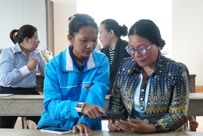 Đoàn viên, thanh niên xã Tà Năng hướng dẫn bà Cil Yũ K'Im đổi mật khẩu VNeID