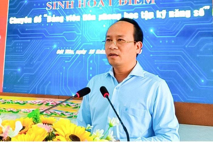 Đồng chí Hồ Quốc Phong, Bí thư Đảng ủy, Chủ tịch HĐND xã Cát Tiên phát biểu quán triệt tại buổi sinh hoạt điểm chuyên đề "Đảng viên tiên phong học tập kỹ năng số" do Đảng ủy xã tổ chức