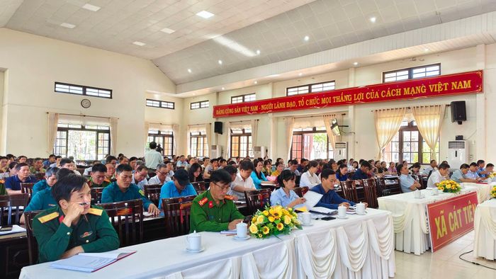 Đông đảo cán bộ, công chức xã Cát Tiên tham gia sinh hoạt, bồi dưỡng các chuyên đề học tập kỹ năng số