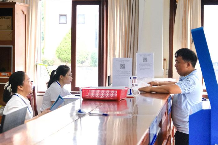 Người dân hài lòng khi đến làm các thủ tục hành chính tại Trung tâm Phục vụ hành chính công xã Cát Tiên