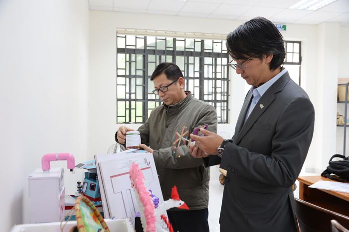 Các thành viên Hội đồng Thẩm định nghiên cứu hồ sơ, xem xét mô hình, sản phẩm tham gia dự thi