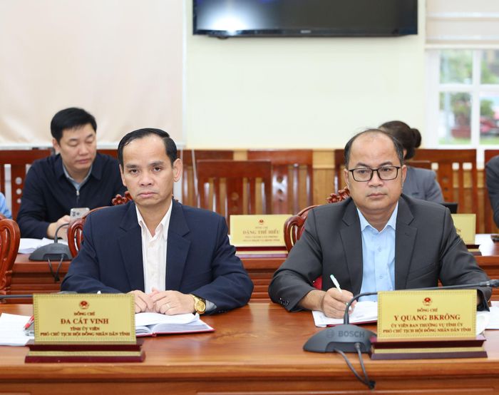 Ủy viên Ban Thường vụ Tỉnh ủy, Phó Chủ tịch HĐND tỉnh Lâm Đồng Y Quang BKrông (bên phải) và Tỉnh ủy viên, Phó Chủ tịch HĐND tỉnh, Trưởng Ban Dân tộc HĐND tỉnh Đa Cát Vinh (bên trái) dự phiên họp