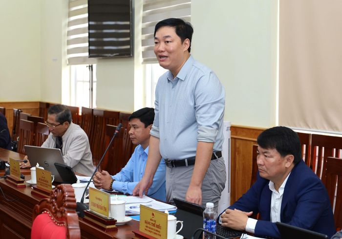 Phó Chánh Văn phòng UBND tỉnh Lâm Đồng Đinh Ngọc Nhân báo cáo tại phiên họp