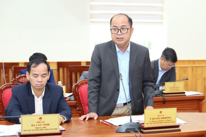 Ủy viên Ban Thường vụ Tỉnh ủy, Phó Chủ tịch HĐND tỉnh Lâm Đồng Y Quang BKrông phát biểu tại phiên họp