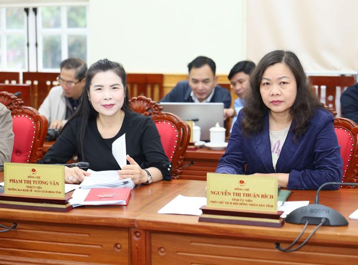 Tỉnh ủy viên, Phó Chủ tịch HĐND tỉnh, Trưởng Ban Văn hóa - Xã hội HĐND tỉnh Nguyễn Thị Thuận Bích (bên phải) và Tỉnh ủy viên, Trưởng Ban Kinh tế - Ngân sách HĐND tỉnh Phạm Thị Tường Vân (bên trái) dự phiên họp