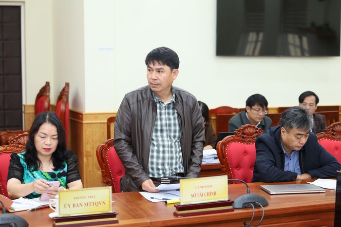 Phó Giám đốc Sở Tài chính Lâm Đồng Lê Bình Minh báo cáo tại phiên họp