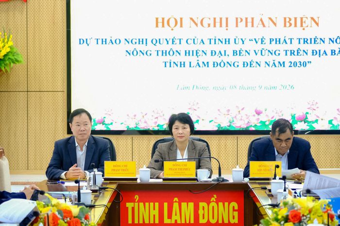 Các đồng chí: Phạm Thị Phúc, Phó Bí thư Tỉnh ủy, Chủ tịch Ủy ban MTTQ Việt Nam tỉnh; Phạm Triều, Ủy viên Ban Thường vụ Tỉnh ủy, Phó Chủ tịch Thường trực Ủy ban MTTQ Việt Nam tỉnh; Bon Yô Soan, Phó Chủ tịch Ủy ban MTTQ Việt Nam tỉnh chủ trì hội nghị