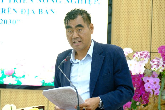 Đồng chí Bon Yô Soan, Phó Chủ tịch Ủy ban MTTQ Việt Nam tỉnh phát biểu tại hội nghị