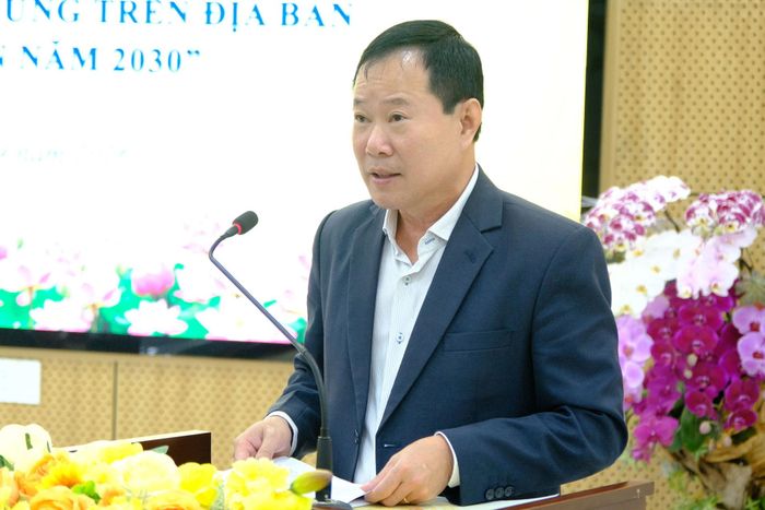Đồng chí Phạm Triều, Ủy viên Ban Thường vụ Tỉnh ủy, Phó Chủ tịch Thường trực Ủy ban MTTQ Việt Nam phát biểu tại hội nghị