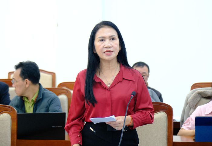 Bà Tôn Thị Ngọc Hạnh, Chủ tịch Hội Khuyến học tỉnh Lâm Đồng phát biểu đóng góp ý kiến dự thảo