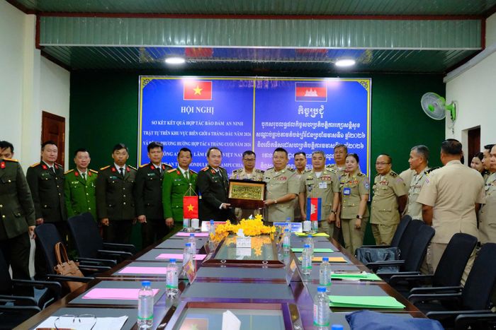 Đại diện lãnh đạo Công an tỉnh Lâm Đồng nhận quà lưu niệm của Công an tỉnh Mondulkiri