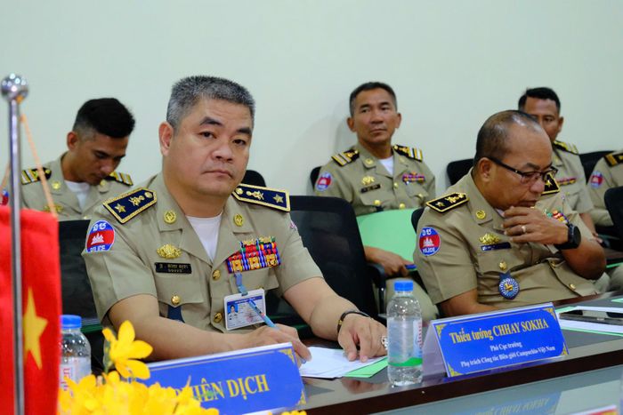 Thiếu tướng Chhay Sokha, Phó Cục trưởng Phụ trách Công tác Biên giới Campuchia - Việt Nam (bên trái) tham dự hội nghị