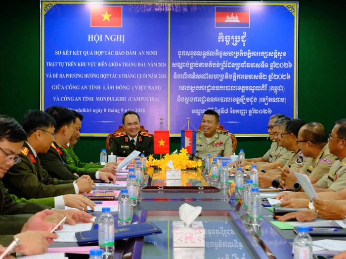 Thiếu tướng Trương Minh Đương, Giám đốc Công an tỉnh Lâm Đồng và Thiếu tướng Chea Chettra, Giám đốc Công an tỉnh Mondulkiri đồng chủ trì hội nghị