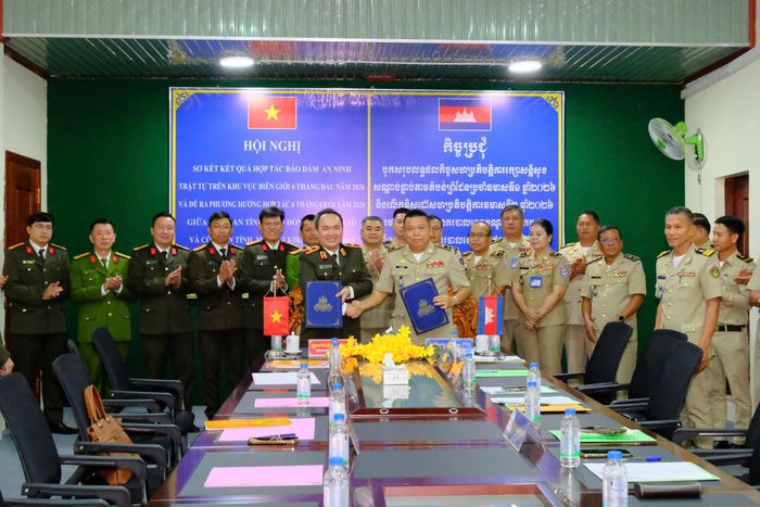Công an hai tỉnh ký biên bản hội nghị