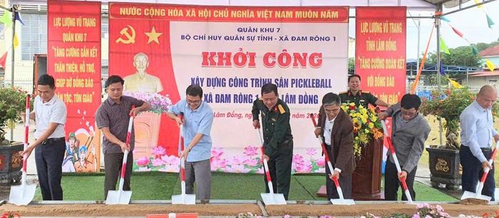Các đại biểu thực hiện nghi thức khởi công