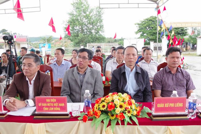 Đại diện các sở, ngành, cấp ủy, chính quyền xã Đam Rông 1 dự lễ khởi công