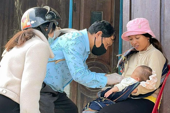 Lực lượng y tế cơ sở đến nhà người dân khám bệnh cho trẻ em và rà soát, cập nhật dữ liệu tiêm chủng tại xã Tà Năng