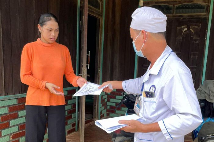 Cán bộ y tế cơ sở gõ từng nhà dân tuyên truyền phòng, chống dịch bệnh và xác minh, cập nhật thông tin tiêm chủng