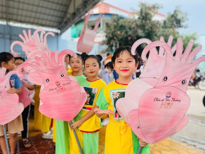 Thiếu nhi ở các địa phương háo hức tham gia rước đèn