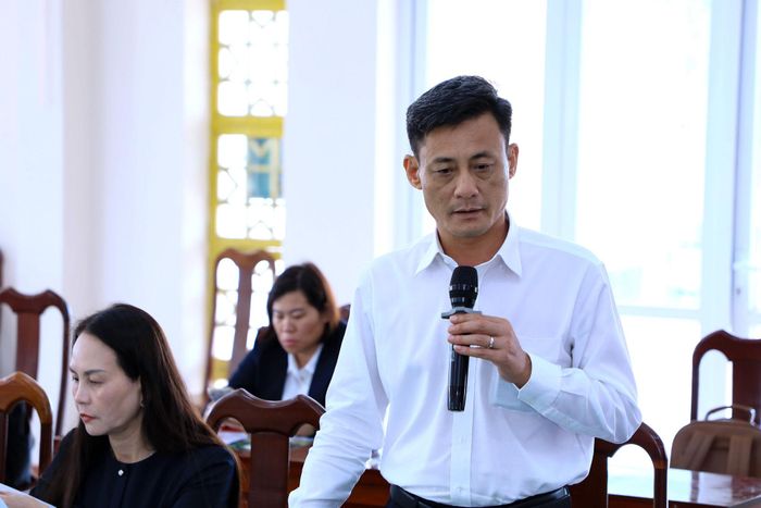 Phó Giám đốc Sở Tài chính Lâm Đồng Nguyễn Ngọc Đức trao đổi về quy định phân bổ nguồn lực thực hiện các chương trình MTQG
