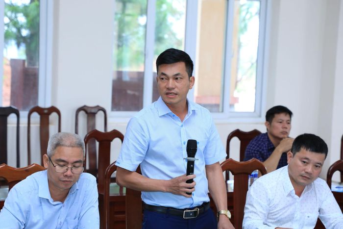 Phó Chủ tịch UBND xã Quảng Trực Đoàn Minh Thuận báo cáo về việc triển khai chương trình MTQG tại địa phương