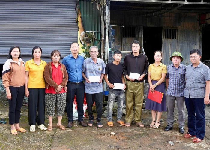 Lãnh đạo UBND phường Bắc Gia Nghĩa trao hỗ trợ tới 3 hộ dân bị cháy nhà