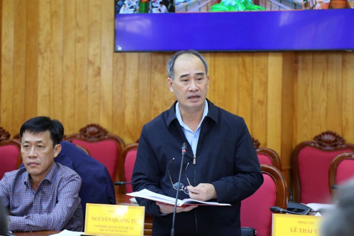 Giám đốc Ban QLDA đầu tư xây dựng số 1 Nguyễn Quang Tứ báo cáo tiến độ và đề xuất các giải pháp đẩy nhanh giải ngân nguồn vốn của đơn vị