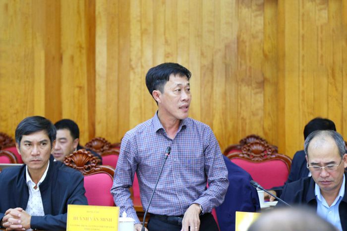 Phó Giám đốc Trung tâm Phát triển quỹ đất tỉnh Huỳnh Văn Minh báo cáo khó khăn, vướng mắc trong công tác giải phóng mặt bằng