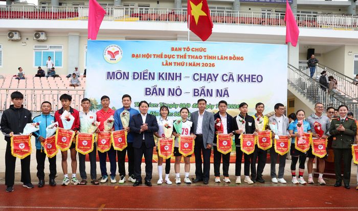 Ban Tổ chức môn điền kinh tặng cờ cho các đoàn VĐV