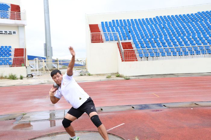 VĐV nỗ lực ở nội dung đẩy tạ