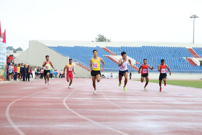 Các VĐV thi đấu đầy quyết tâm ở nội dung 100 m nam