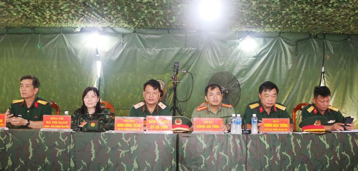 Thiếu tướng Đinh Hồng Tiếng, Chỉ huy trưởng Bộ CHQS tỉnh, Phó Trưởng Ban Thường trực Ban Chỉ đạo diễn tập tỉnh và đồng chí Hà Thị Hạnh, Phó Chủ tịch Ủy ban MTTQ Việt Nam tỉnh dự bế mạc diễn tập tác chiến cụm 3