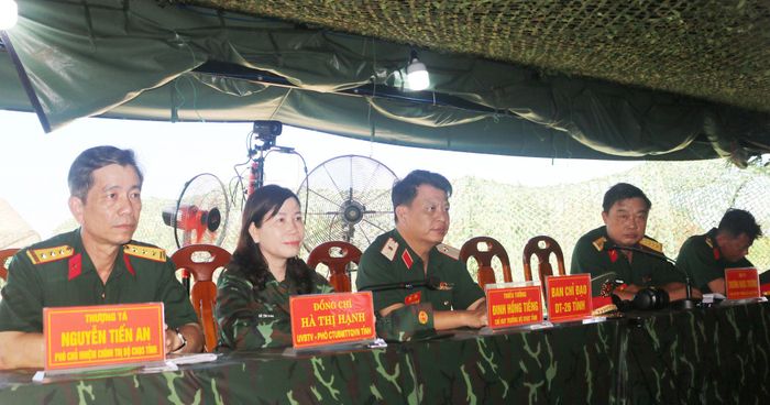 Thiếu tướng Đinh Hồng Tiếng, Chỉ huy trưởng Bộ CHQS tỉnh, Phó Trưởng Ban Thường trực Ban Chỉ đạo diễn tập tỉnh và đồng chí Hà Thị Hạnh, Phó Chủ tịch Ủy ban MTTQ Việt Nam tỉnh dự, chỉ đạo một trong những tình huống khi địch tấn công