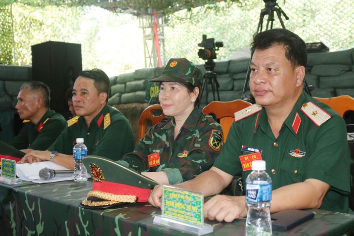 Thiếu tướng Đinh Hồng Tiếng, Chỉ huy trưởng Bộ CHQS tỉnh, Phó Trưởng Ban Thường trực Ban Chỉ đạo diễn tập tỉnh và đồng chí Hà Thị Hạnh, Phó Chủ tịch Ủy ban MTTQ Việt Nam tỉnh dự một cuộc họp giả định chuyển địa phương từ thời bình vào trạng thái thời chiến