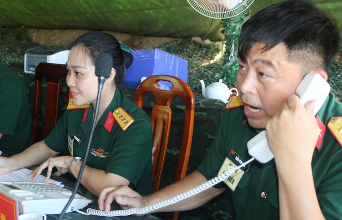 Một chiến sĩ điện báo cáo với cấp trên về một giả định địch tấn công