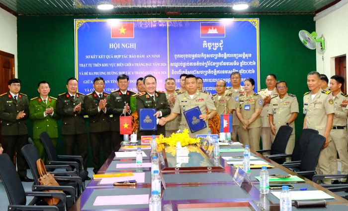 Công an tỉnh Lâm Đồng và Công an tỉnh Mondulkiri (Vương quốc Campuchia) ký biên bản thống nhất công tác phối hợp, trao đổi thông tin về tình hình an ninh, trật tự và đấu tranh phòng, chống các loại tội phạm 6 tháng cuối năm 2026