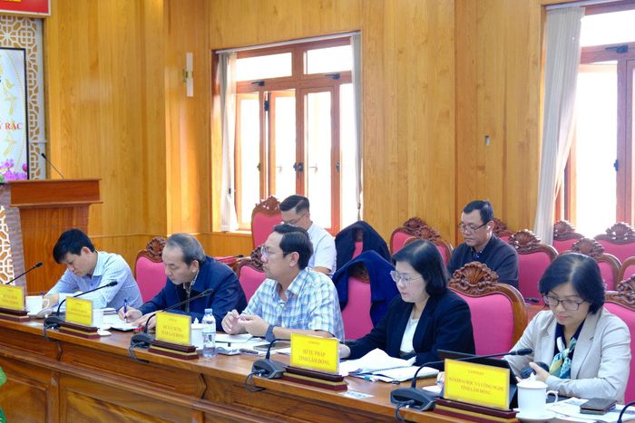 Đại diện lãnh đạo các sở, ngành tham dự buổi làm việc