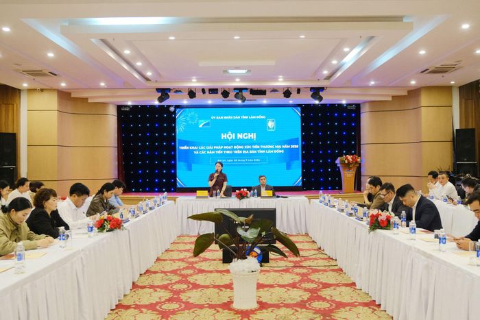 Lãnh đạo Trung tâm Xúc tiến Đầu tư, Thương mại và Du lịch cùng Hiệp hội Doanh nghiệp tỉnh chủ trì phần đối thoại cùng doanh nghiệp