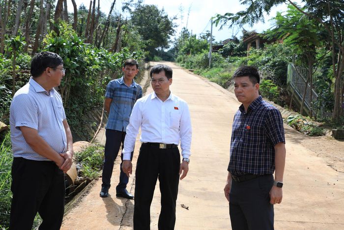 Đoàn ĐBQH tỉnh Lâm Đồng khảo sát thực tế tại dự án Nâng cấp đường giao thông tại bon Bu Đắch, xã Tuy Đức
